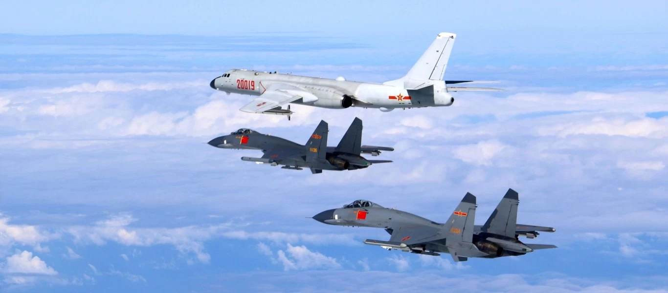 Κινεζικά μαχητικά πετούν σε αεροπορικές βάσεις κοντά στα σύνορα με την Ινδία